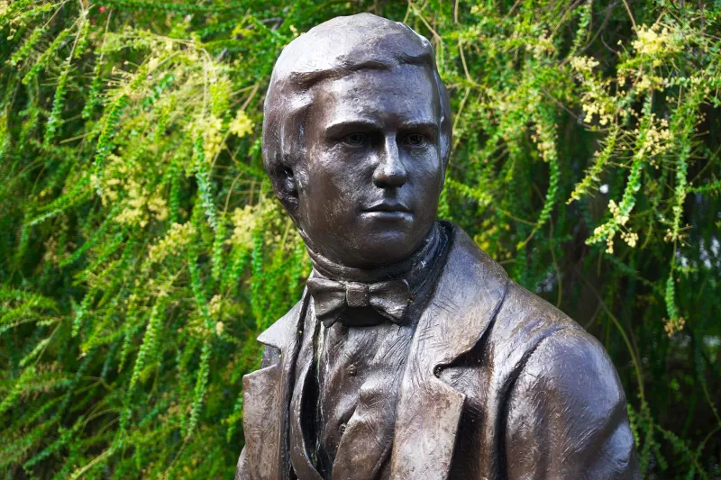 The Man Who Learned Beauty from the Dead